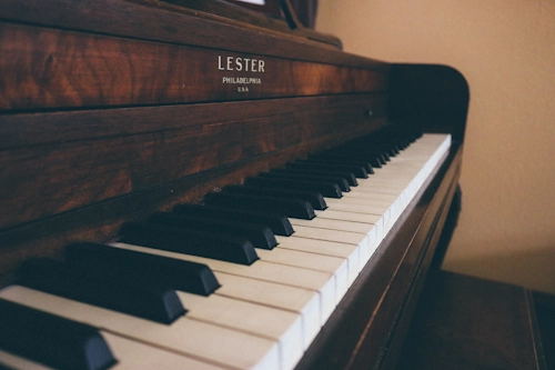 A sidelong view of the keys of an upright piano. The inscription reads “Lester, Philadelphia, U.S.A.”.