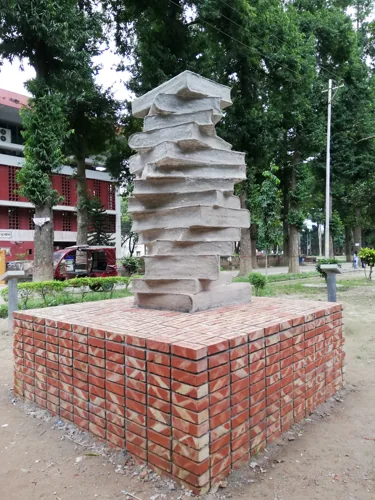 An outdoor statue of a stack of books