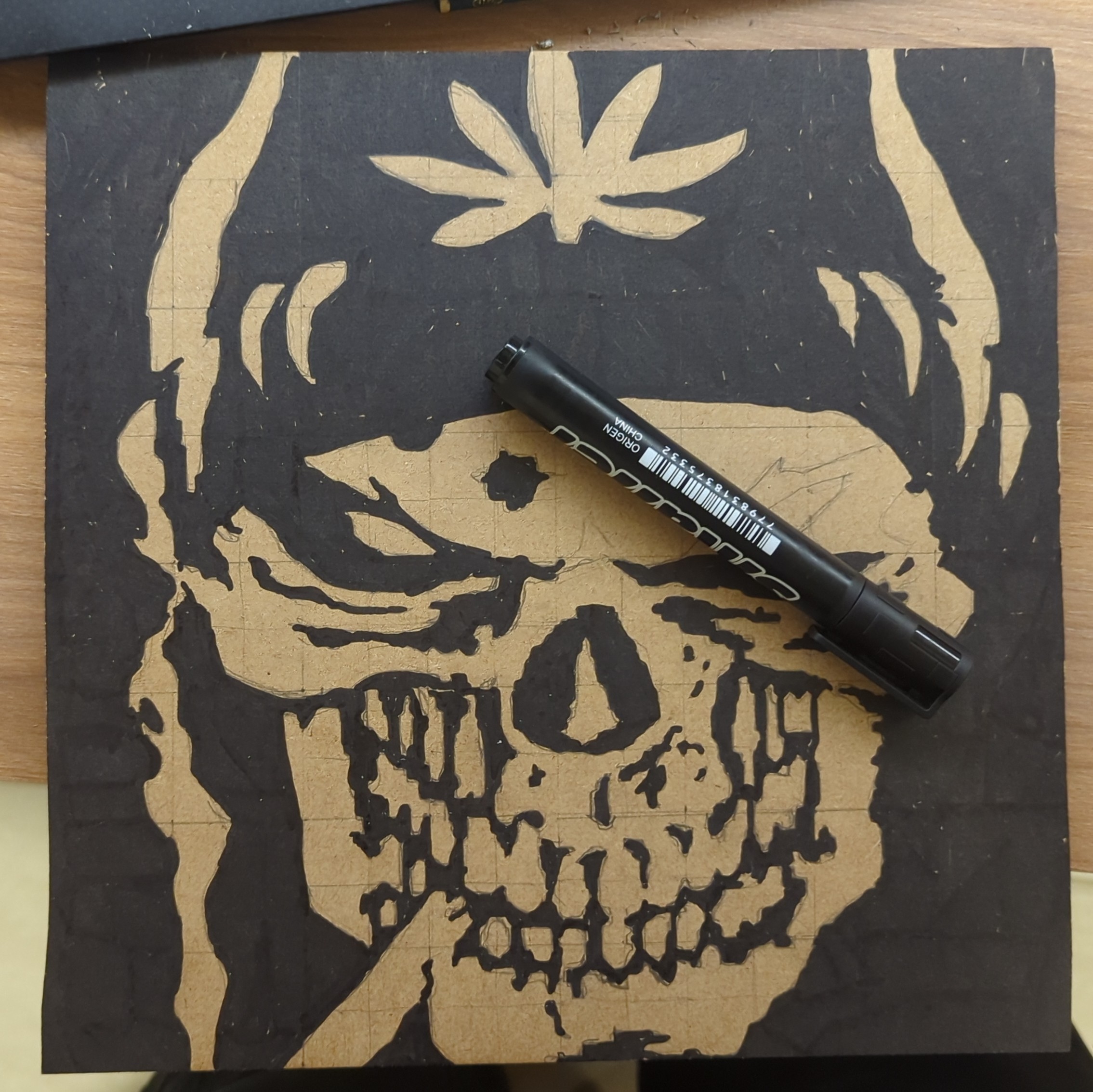 Cover de Criando Cuervos dibujada en una plancha de MDF.